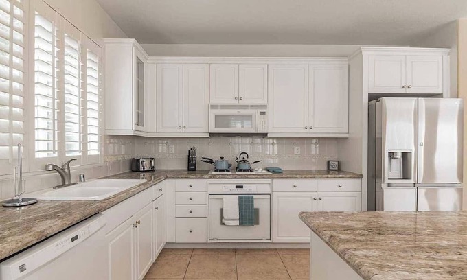 Palmdale Casa | Fenced Backyard For Dogs｜Spacious 4B｜Perfect For Family Vacation #41381