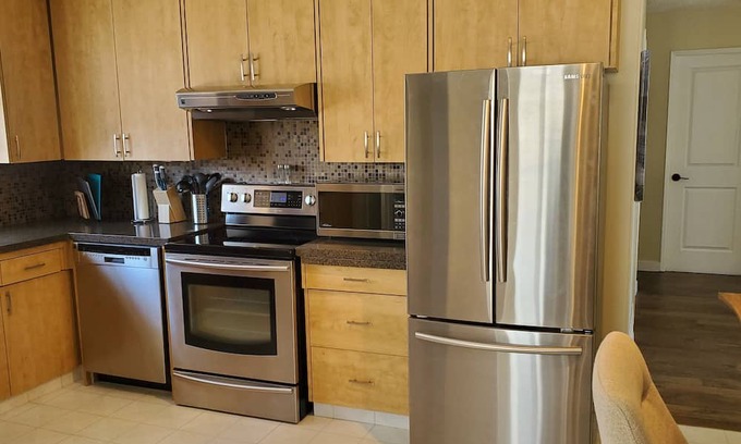 West Edmonton Casa | Sunshine All day, Air Con, king master and queens
