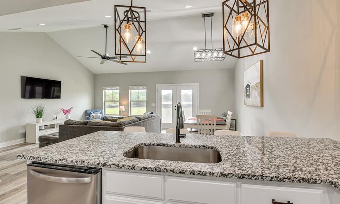 Dothan Casa | Spacious Dothan Home ~ 4 Mi to Downtown!