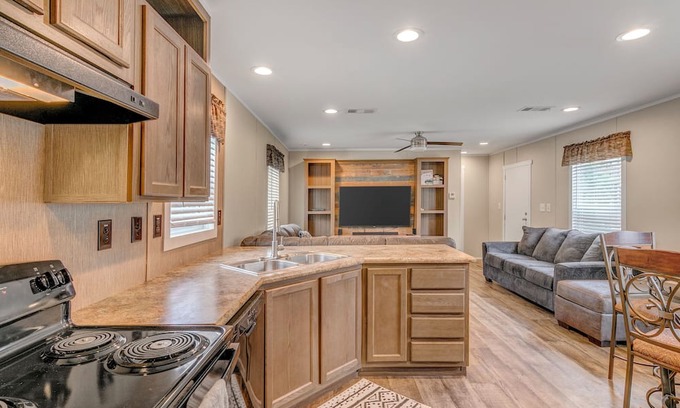 Jasper Casa | Conveniently located comfy cabin in the lake front community of Westwood