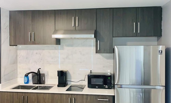 Saanich West Apartamento | Cozy Bachelor Suite with Full Kitchen + Free Parking