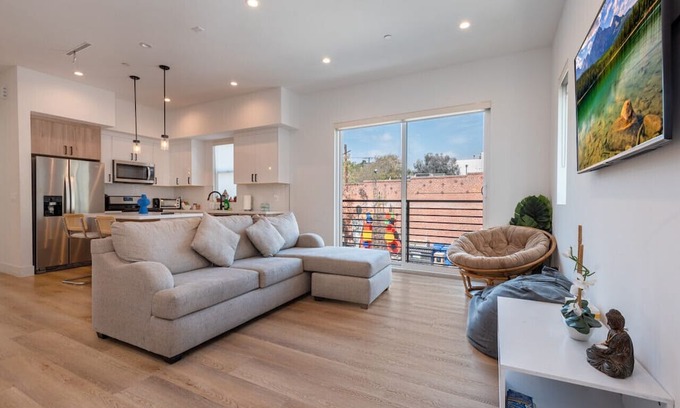 Chinatown Apartamento | Modern Elegance: 4BR, 4BA + Outdoor Comfort