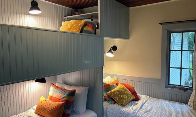 Grand Beach Cabina | Adorable SW Michigan Cottage with Beach Access