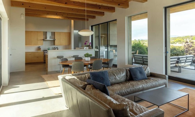 La Tierra Casa | Lovely contemporary home with expansive views
