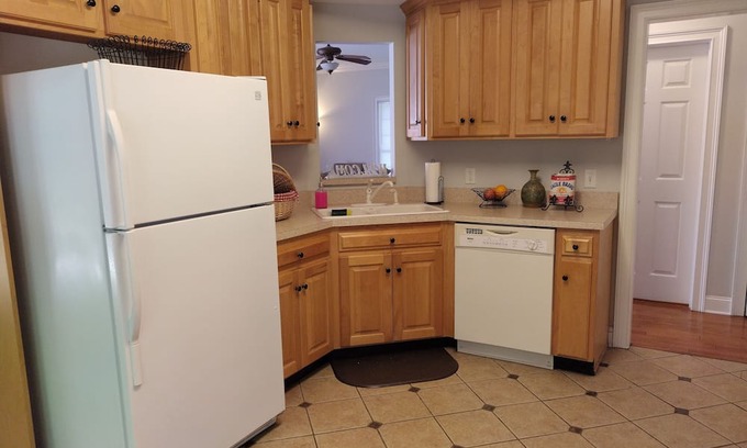 East Brainerd Casa | A Tranquil Retreat, sleeps 8 with King bed, minutes to downtown Chattanooga