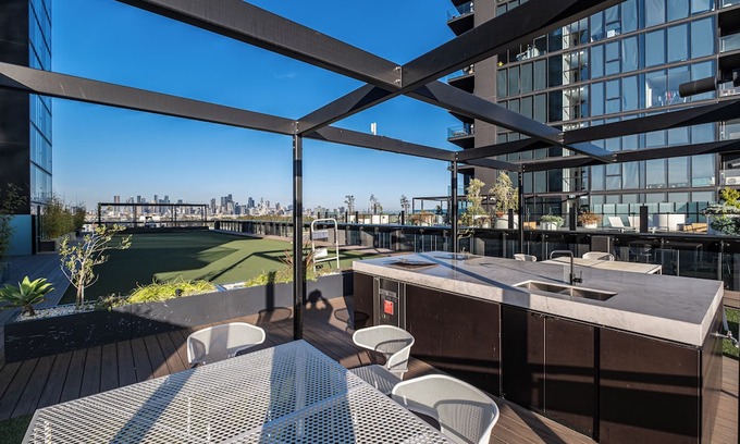 Footscray Apartamento | This apartment is a 2 bedroom(s), 2 bathrooms, located in Footscray, VIC.