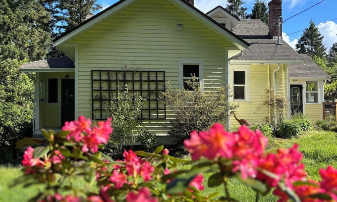 Shawnigan Lake Casa | Charming 5BR Farmhouse, 5 min Walk to Shawnigan Lake!