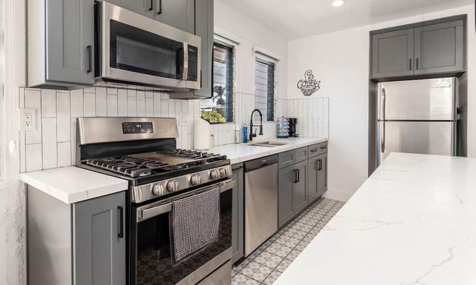 La Brea Casa | Luxury Spacious 4BD Duplex Upper Unit BeverlyGrove