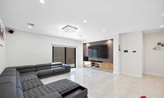 Truganina Casa | Private En-Suite in a Luxury House