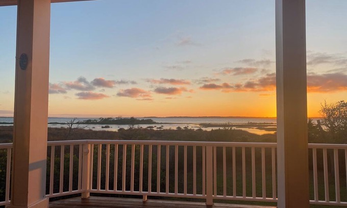 Harkers Island Casa | Waterfront home near Cape Lookout with boat access on Harkers Island!