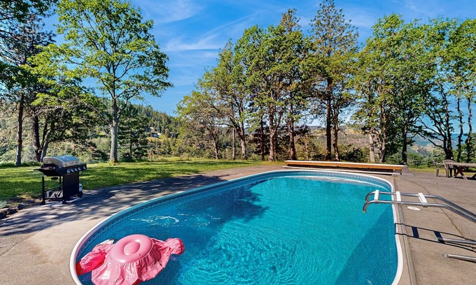 Mosier Casa | Dog-friendly guest house with amazing river views and shared pool access.