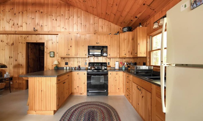 Oxford Cabaña | New for 2024! Traditional Maine cottage on Beautiful Thompson Lake