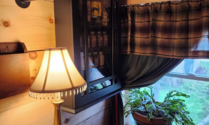 Cardinal Apartamento | Rustic Studio Apartment in Cardinal, ON WiFi, AC, firetable & seasonal hot tub!