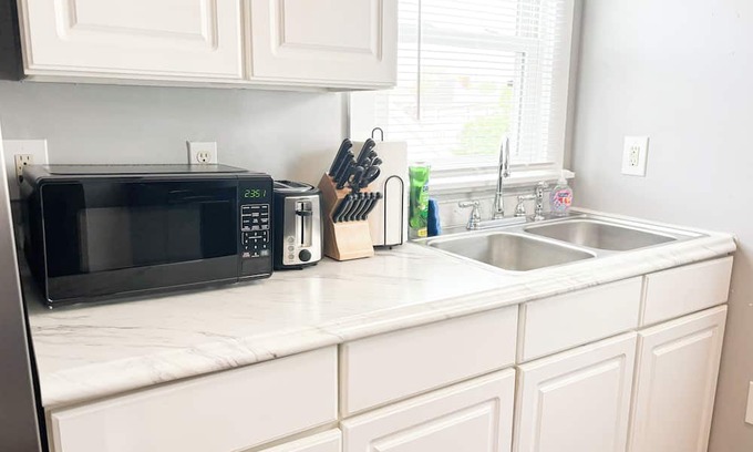 Piqua Apartamento | Stylish 2-Bedroom duplex in prime location!
