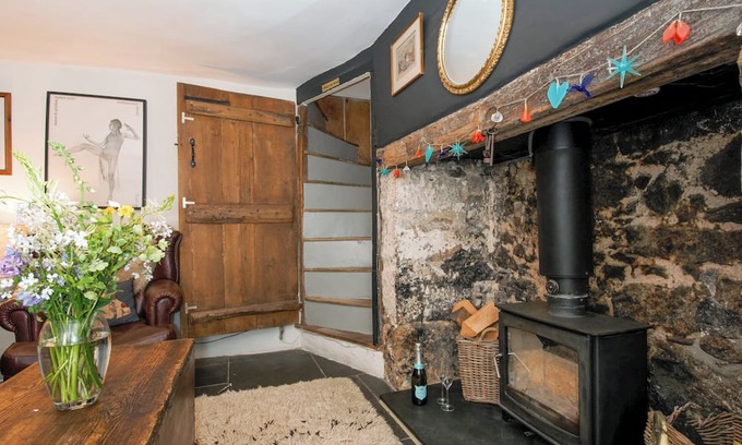 Chagford Cabaña | BLUEBELL COTTAGE, pet friendly, with open fire in Chagford