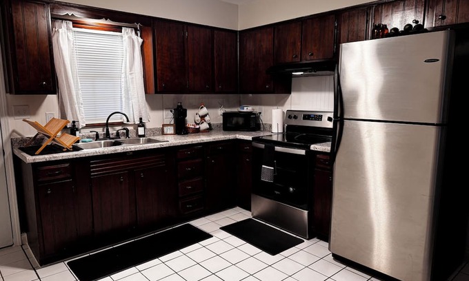 Henderson Apartamento | Forget your worries in this spacious, updated and serene space.