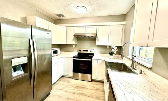 Southside Rural Community Casa | Ruskin Waterfront Gem: Private Ramp & Sunny Spaces