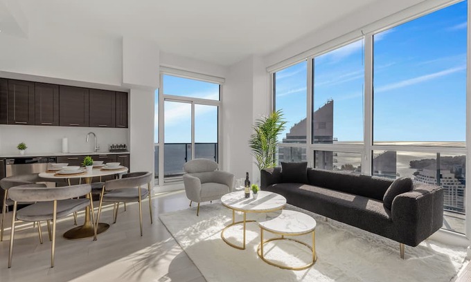 Humber Bay Shores Condominio | Ultra Luxurious 2Bedroom - 2Bathroom High Floor Uninstructed Lake Views!