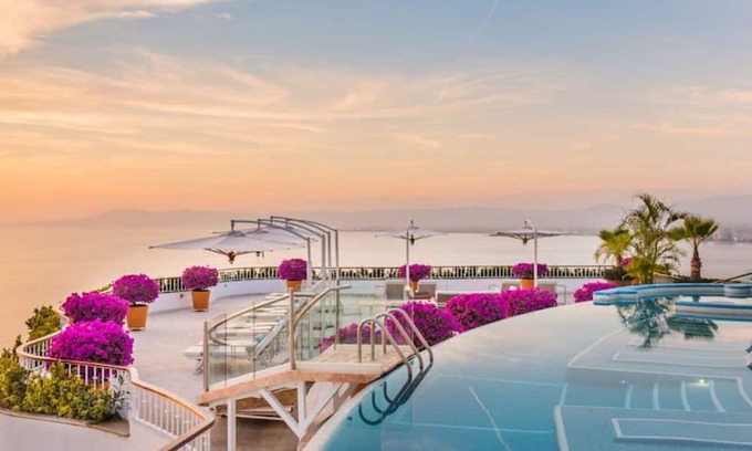 Conchas Chinas Apartamento | 🌊 Experience Beachfront Bliss 2-Bedroom Suite Ocean View! 🌴