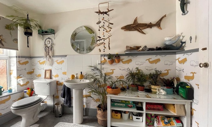 Newhaven Casa | Cosy Double Bedroom TV, microwave and breakfast of cereal & toast, tea & coffee