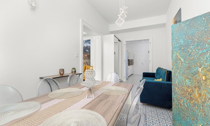 Bytom Apartamento | Yellow Apartment in Bytom by Renters