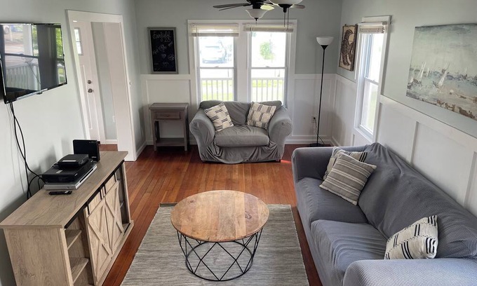 Fairfield Casa | Fairfield Beach House across from the beach with yard!