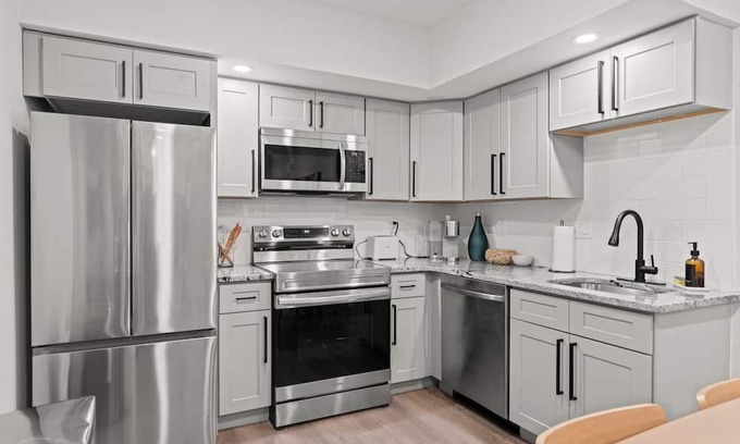 Spruce Hill Apartamento | 5 Minutes to Center City! Entire 3 Bed 3 Bath Apartment!