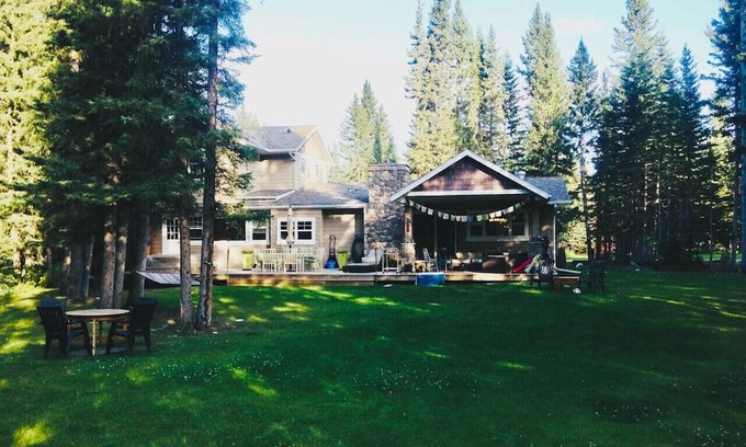 Redwood Meadows Casa | Welcome to Nezzie in the woods!