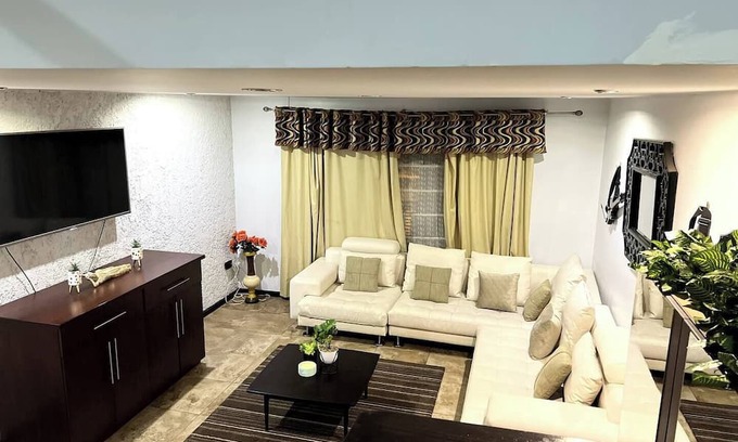 Totoracocha Casa | 3BR w/King bed in Cuenca close to IESS & Hospl Rio
