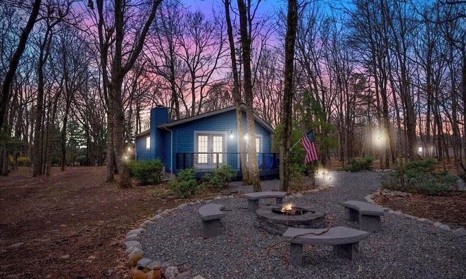 Jim Thorpe Chalet De Esquí | Escape to the serene Bear Creek Lakes in this meticulously maintained chalet