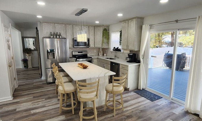 Issue Casa | Hideaway at Colonial Beach You can relax quiet hood just 5 Minutes to the Beach.