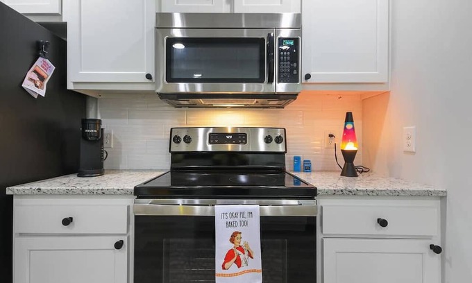 Columbia Apartamento | GroovyGetaway: king suites, sleeps 8, dog friendly
