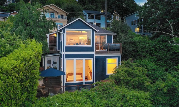 North Admiral Casa | Your Perfect Alki Beach Escape Awaits!