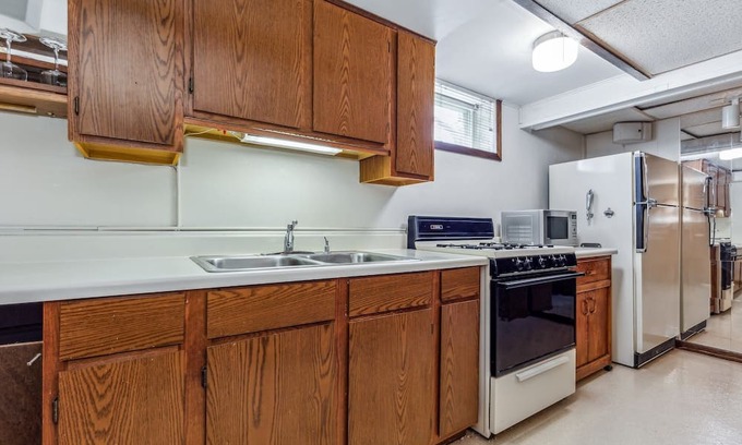 Crystal Apartamento | Cozy 1BR Basement, Near Hospital with Free Parking