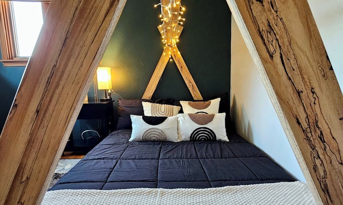 Elizabeth Casa | The Willow Zen Sanctuary with your personal Sauna/shower & jetted tub!