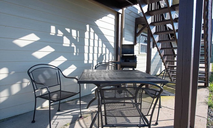 Intracoastal City Condominio | Family Escape: Cozy Condos by Water - Fish & Relax