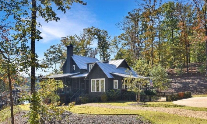 Dadeville Casa | Gorgeous Home on Lake Martin! 40 Minutes from Auburn! 🦅