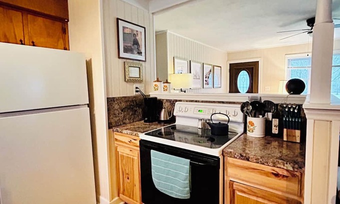 Millers Creek Casa | Sunshine Cottage ~ River Access ~ 10 min from Blue Ridge Parkway ~ Pet Friendly
