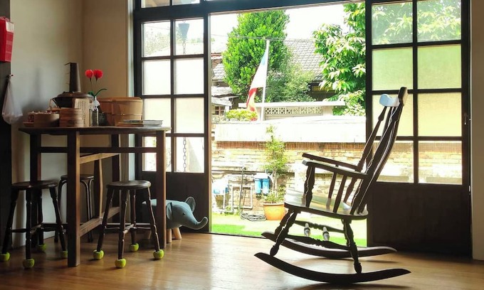 Fengshan District Casa | 親手修復的歷史眷村小屋，帶有熱水大浴缸復古套房，住在歷史保存區中，3分鐘到擁有260年歷史廟宇，5分鐘到熱門美食區