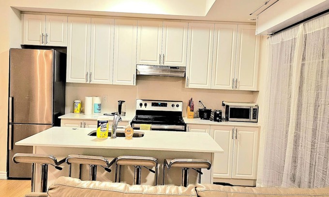 Durham Region Casa | Bright 2BD Condo-townhouse with complementary parking and close to Hwy 401