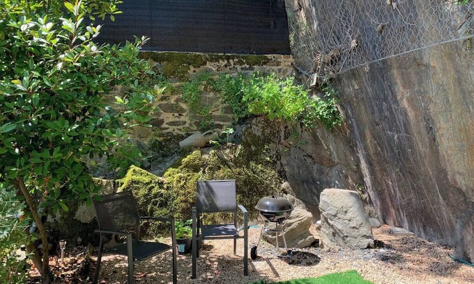 Gagnac-sur-Cere Casa | Peaceful 3-bedroom home with patio and river view!