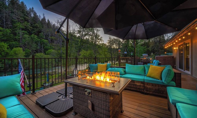 Douglas City Casa | RETRO RIVER RETREAT