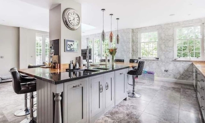 Woking Casa | Captivating 5-Bed House in Woking