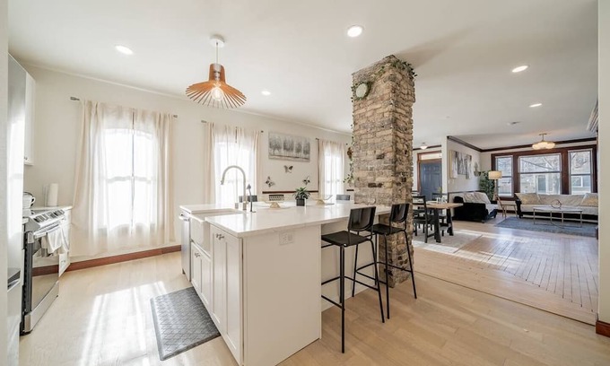 Brewers Hill Casa | Lavish 2BR Respite Fiser Forum Free WI-FI