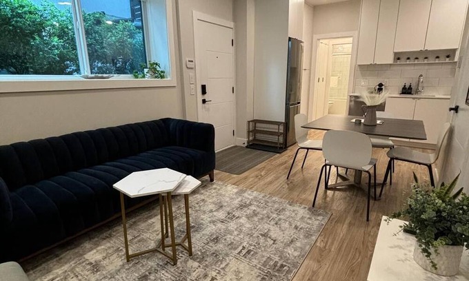 Lower Lonsdale Casa | 2BR 2BATH North Van Guesthouse