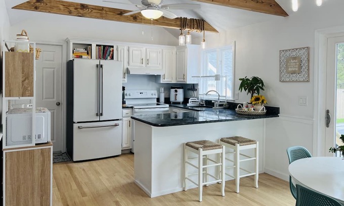 Cotuit Casa | New 2024 -Jacuzzi Hot Tub, Heated 26k Gals Swimming Pool, Game Room & Playground