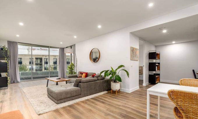 Capital Hill Apartamento | New to VRBO: Spacious APT, 8 mins to Old Parliament House!