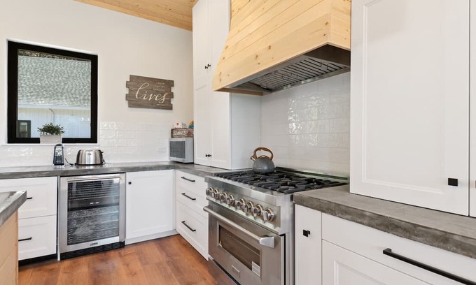Kalispell Casa | Summer Availability! Gorgeous home on 5+ acres with amazing views, private hot tub!