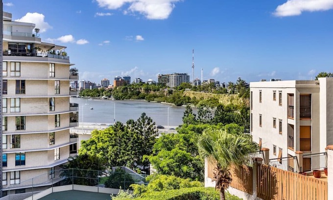 South Brisbane Apartamento | European Casa Getaway with Riverview balcony