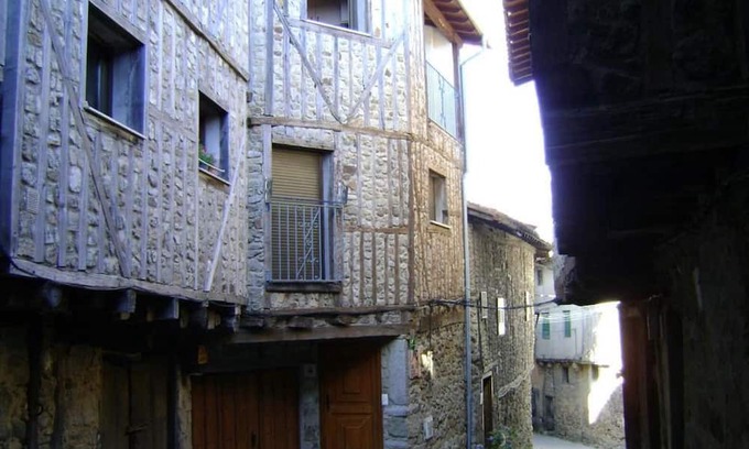 San Martin del Castañar Casa | Holiday Home 'Casa Lopez' with Mountain View and Balcony